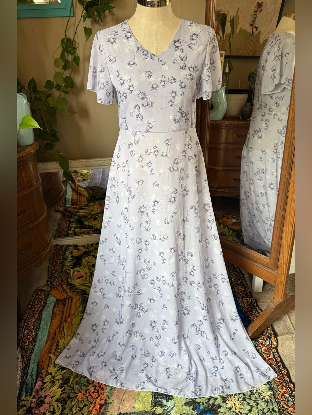 Lavender Floral V‑Neck Maxi Dress, size medium